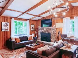 Stylish and Cozy Cabin, Walking Distance to Big Bass Lake，位于Gouldsboro的别墅