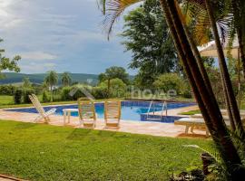 Casa em condomínio com piscina e acesso a represa，位于Itaí的酒店