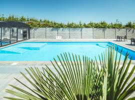 RResort - Domki z KRYTYM i PODGRZEWANYM BASENEM, WiFi, parking w cenie!，位于里沃的度假村