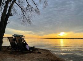 Lake home on 3 acres，位于Mabank的酒店