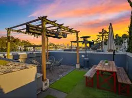 Chic, Modern Silver Lake Oasis with Rooftop Panoramic DTLA Views & Private Garage