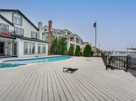 Bayfront Avalon Home with Boat Slip and Private Pool!，位于阿瓦隆的带按摩浴缸的酒店
