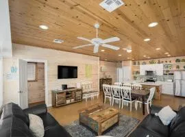 My Island Time Cottage- In town and overlooking the pool!