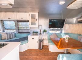 Secluded Airstream with Hot Tub, Wifi, BBQ, AC，位于弗雷德里克斯堡的酒店