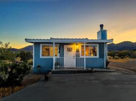 The Raven House - Renovated Homestead Cabin，位于约书亚树的度假屋