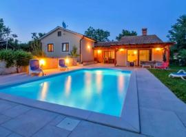 Villa Simac With Pool and Whirlpool - Happy Rentals，位于帕津的酒店