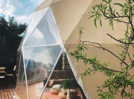 Glamping geodesic dome in secluded eco retreat，位于Alozaina的豪华帐篷