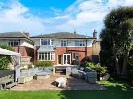 Four Bedroom Family Abode with Hot Tub, Garden and BBQ
