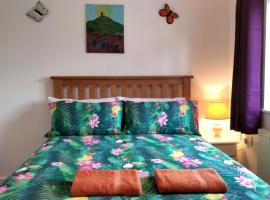 Avalon Retreat Self Catering Vegetarian Accommodation in the Heart of Glastonbury，位于格拉斯顿伯里的酒店