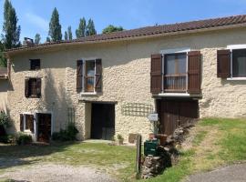 Les Deux Chevaux Chambres d’Hôtes，位于Rouvenac的旅馆