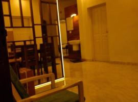 Royal Square Service Apartment in Thrissur Town，位于德里久尔的酒店