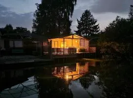 Rustig gelegen chalet Solvo met terras aan het water