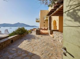 Ochre Dream, Beach front & Sunset villa Naousa，位于纳乌萨的别墅