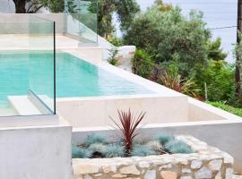Villa Ftelia Oasis,Skiathos，位于梅加利阿莫斯的带热水浴缸的酒店