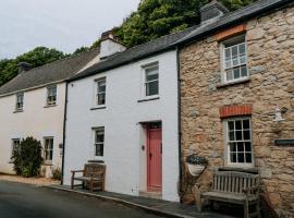 Cute and cosy 2 bed cottage in beautiful Solva，位于索尔瓦的海滩短租房