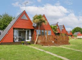 STYLISH CHALET with SEA VIEWS at Kingsdown Park with Swimming POOL，位于Kingsdown的木屋