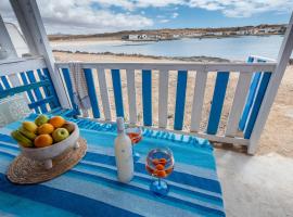 Cabin in front of idyllic majanicho beach，位于Majanicho的酒店