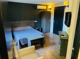 LES CHAMBRES DE LA BOURSES À BAGNOLS SUR CEZE，位于塞兹河畔巴尼奥勒的酒店
