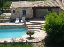 Goult (LUBERON) A 150 m de la piste cyclable Maison en campagne avec Gde piscine，位于古尔的酒店