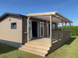 Chalet Boerenbries - Heerlijk chalet met overkapt terras en 2 slaapkamers - max 4 pers - 3 km van Noordzee - locatie op camping Moorhoek 5，位于洛坎杰的酒店