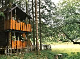 Treehouse KUPARI Nacionalni park Risnjak，位于Čabar的露营地