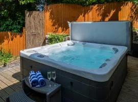 The Coachhouse - Cottage with Private Hot tub