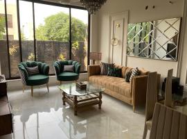 Homey Stays - 3 Bedroom Holiday Home - DHA，位于拉合尔的乡村别墅