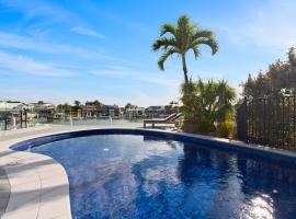 Luxurious Waterfront North Facing 5 bedroom House with pool, pontoon and Deep Water Access near Mooloolaba，位于穆卢拉巴的酒店