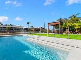 Waterfront 4 bedroom house close to beach