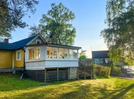 Beautiful Home In Södertälje With Kitchen，位于南泰利耶的酒店