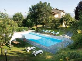 Rustic Holiday Home in Citt di Castello with Swimming Pool，位于卡斯泰洛城的酒店