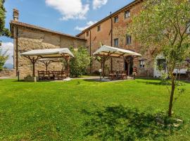 Rustic Holiday Home in Citt di Castello with Swimming Pool，位于卡斯泰洛城的度假屋