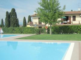 Enticing Holiday home in Lazise with Swimming Pool，位于拉齐塞的酒店