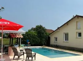 Jolie Villa indépendante climatisée 3 chambres tout confort 6 couchages, piscine chauffée 4 X 8 disponible de Juin à fin Septembre, grand terrain clos, boulodrome éclairé, ping-pong, wifi, proche commerces et commodités Animaux domestiques sur demande