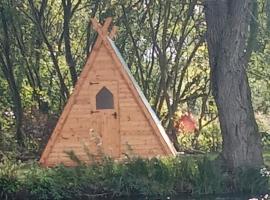 Teeny Tiny Tipi lakeside pod，位于克莱尔的酒店