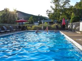 Adirondack Sunrise Lodge，位于乔治湖的酒店