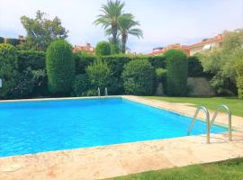 Apartamento en Platja Sant Pol S'agaro con pisicina y jardin (playa - centro)，位于萨卡罗的酒店