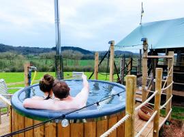 Hakuna Matata Safari Lodge - Sublime, off-grid digital detox with hot tub，位于Shelsley Walsh的豪华帐篷