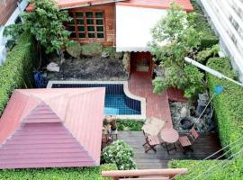 Aran Cottage Ngamwongwan The Pool Villa in japanese Garden，位于暖武里府的带泳池的酒店
