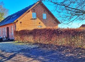 Quiet and cozy apartment close to nature in villa.，位于Tilst的酒店