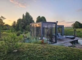 Vaitų Riešutynė - Small shipping container house，位于AntanavaAlvitas附近的酒店