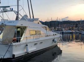 Séjour insolite à bord d'un Yacht à Porto Vecchio，位于维琪奥港的船屋