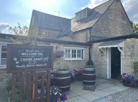 The Crewe Arms，位于Hinton in the Hedges的住宿加早餐旅馆