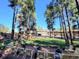 The Nook Pinetop，位于派托普湖畔的酒店