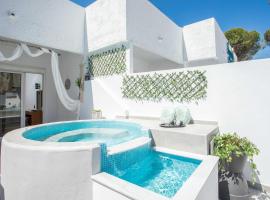 CASA MIKELE by Sarikas - SEA SIDE SUITES and STUDIOS -adults only，位于法里拉基的带按摩浴缸的酒店