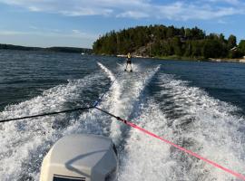 Swedish Beach House in Stockholm Archipelago, Skärgårdsstuga i Roslagen，位于Nyboda的酒店