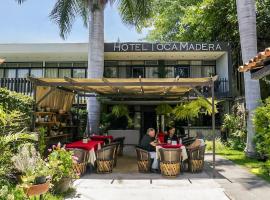 Toca Madera，位于查帕拉的带停车场的酒店