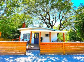 Private Wine Country-River Bungalow! Sunny Treetop Views - Pets Stay Free，位于Forestville的酒店