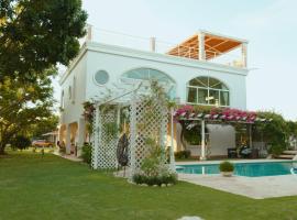 Amazing Beachfront Villa - Palm House，位于蓬塔查梅的乡村别墅