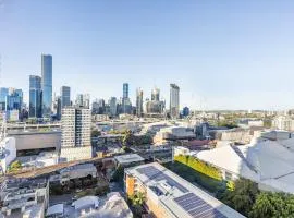 Explore BNE from our Cute 1-Bed Apartment in South Brisbane